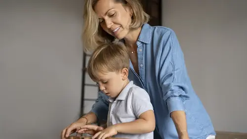 Opatrovateľka alebo vychovávateľka: aký je medzi nimi rozdiel a koho vybrať pre svoje dieťa