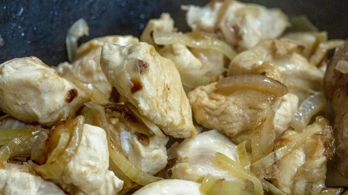 Kuracie mäso dusené v cibuľovej omáčke: recept na dokonalé horúce jedlo