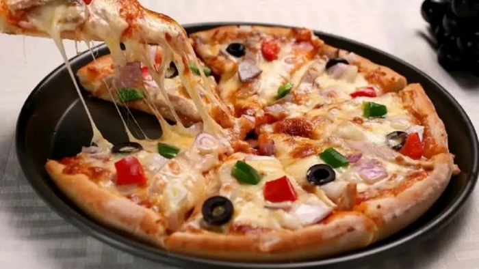 Lenivá pizza za 10 minút: recept v panvici, ktorý „vybuchol“ sociálne siete