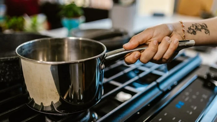 Vaša panvica opäť žiari bez námahy: jednoduché tajomstvá pre dokonalú čistotu